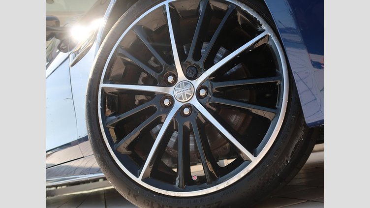 2016 認定中古車 Jaguar XE Bluefire Blue ディーゼル R‐スポーツ