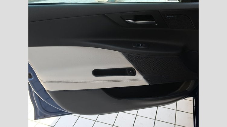 2016 認定中古車 Jaguar XE Bluefire Blue ディーゼル R‐スポーツ