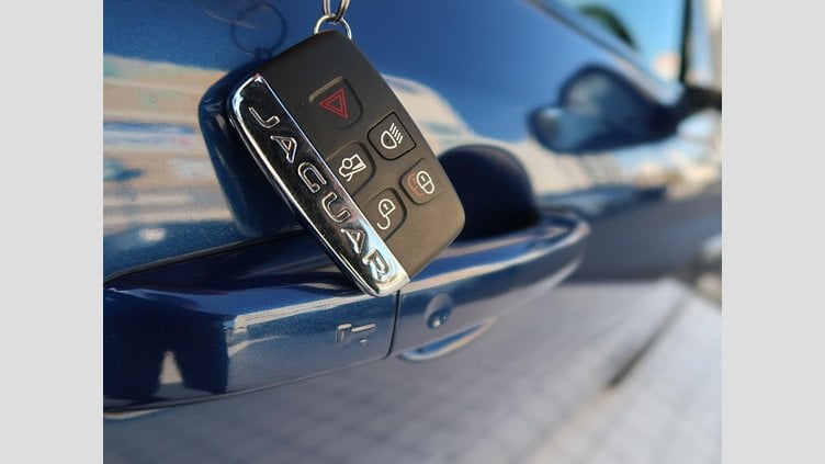 2016 認定中古車 Jaguar XE Bluefire Blue ディーゼル R‐スポーツ