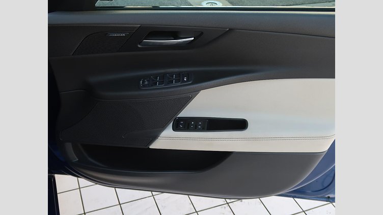 2016 認定中古車 Jaguar XE Bluefire Blue ディーゼル R‐スポーツ