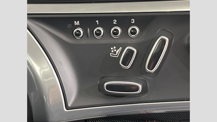 2019 認定中古車 Jaguar F-Type カルパチアン グレー (プレミアム・メタリック) ジャガー 3.0リッターV6 340PS スーパーチャージドガソリン エンジン (オートマチックトランスミッション) F-TYPEクーペ CHEQUERED FLAG