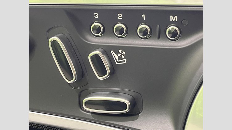 2019 認定中古車 Jaguar F-Type カルパチアン グレー (プレミアム・メタリック) ジャガー 3.0リッターV6 340PS スーパーチャージドガソリン エンジン (オートマチックトランスミッション) F-TYPEクーペ CHEQUERED FLAG