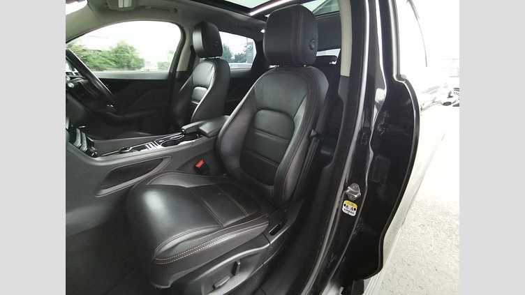 2016 認定中古車 Jaguar F-Pace Narvik Black 20d プレステージ