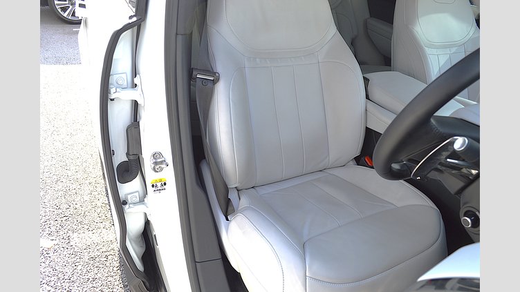 2023 認定中古車 Land Rover Range Rover Sport フジホワイト 3.0リッター6気筒300PSターボチャージドディーゼルMHEV（オートマチック） S