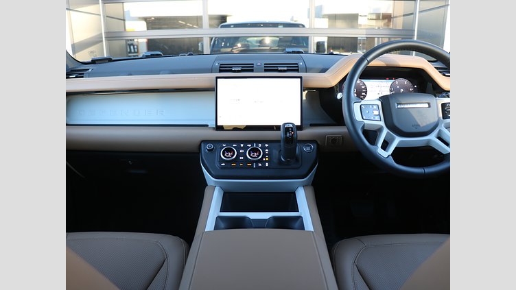 2024 認定中古車 Land Rover Defender 130 シリコンシルバー D350 ディーゼルマイルドハイブリッド X-Dynamic SE