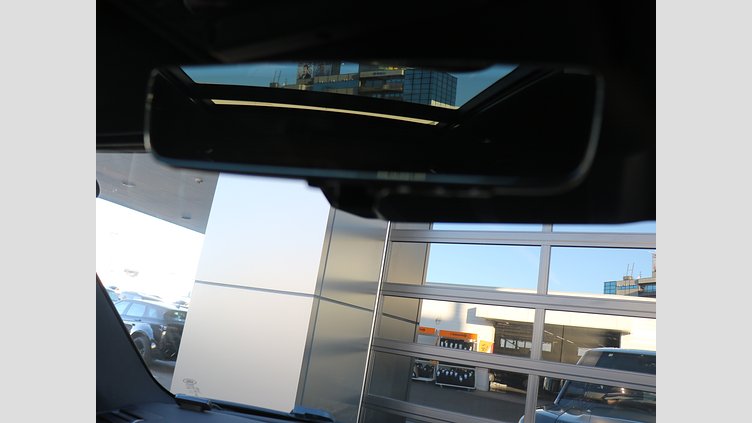 2024 認定中古車 Land Rover Defender 130 シリコンシルバー D350 ディーゼルマイルドハイブリッド X-Dynamic SE