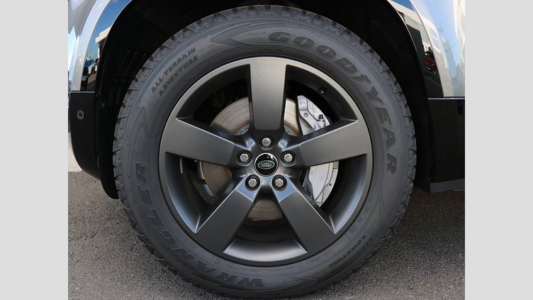 2024 認定中古車 Land Rover Defender 130 シリコンシルバー D350 ディーゼルマイルドハイブリッド X-Dynamic SE