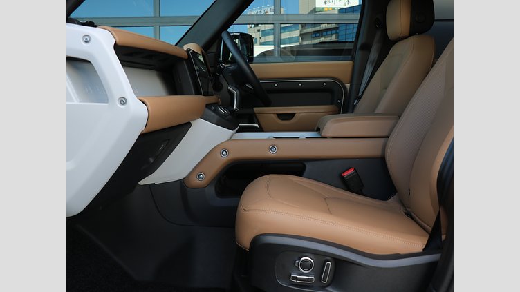 2024 認定中古車 Land Rover Defender 130 シリコンシルバー D350 ディーゼルマイルドハイブリッド X-Dynamic SE