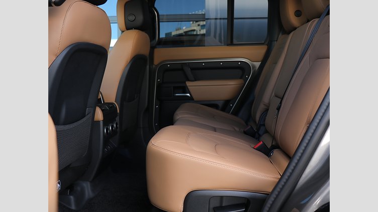 2024 認定中古車 Land Rover Defender 130 シリコンシルバー D350 ディーゼルマイルドハイブリッド X-Dynamic SE