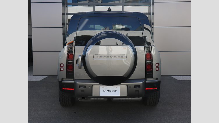 2024 認定中古車 Land Rover Defender 130 シリコンシルバー D350 ディーゼルマイルドハイブリッド X-Dynamic SE