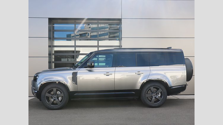 2024 認定中古車 Land Rover Defender 130 シリコンシルバー D350 ディーゼルマイルドハイブリッド X-Dynamic SE