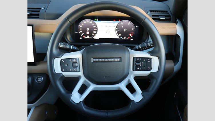 2024 認定中古車 Land Rover Defender 130 シリコンシルバー D350 ディーゼルマイルドハイブリッド X-Dynamic SE