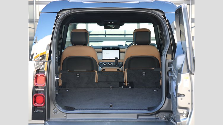 2024 認定中古車 Land Rover Defender 130 シリコンシルバー D350 ディーゼルマイルドハイブリッド X-Dynamic SE