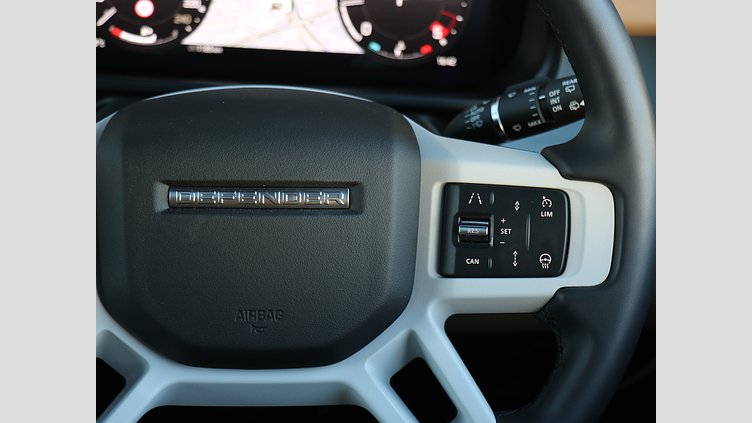 2024 認定中古車 Land Rover Defender 130 シリコンシルバー D350 ディーゼルマイルドハイブリッド X-Dynamic SE