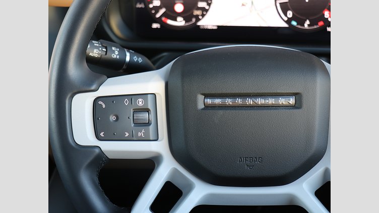 2024 認定中古車 Land Rover Defender 130 シリコンシルバー D350 ディーゼルマイルドハイブリッド X-Dynamic SE