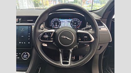 F-Pace 16