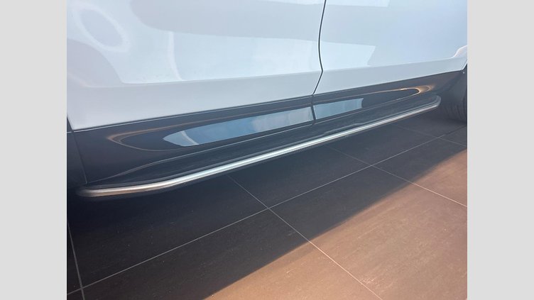 2024 認定中古車 Land Rover Discovery Sport フジホワイト プラグインハイブリッド（ガソリン） 標準ホイール Dynamic HSE