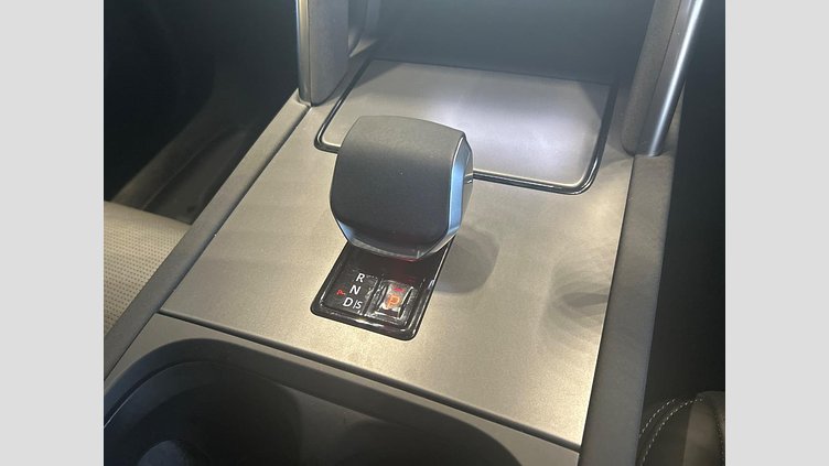 2024 認定中古車 Land Rover Discovery Sport フジホワイト プラグインハイブリッド（ガソリン） 標準ホイール Dynamic HSE