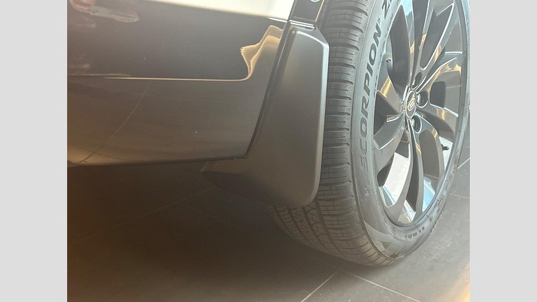 2024 認定中古車 Land Rover Discovery Sport フジホワイト プラグインハイブリッド（ガソリン） 標準ホイール Dynamic HSE