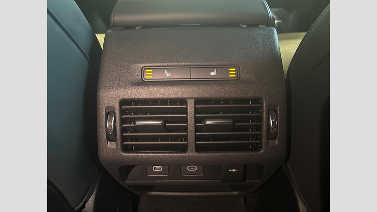 2024 認定中古車 Land Rover Discovery Sport フジホワイト プラグインハイブリッド（ガソリン） 標準ホイール Dynamic HSE