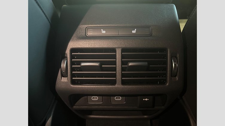 2024 認定中古車 Land Rover Discovery Sport フジホワイト プラグインハイブリッド（ガソリン） 標準ホイール Dynamic HSE