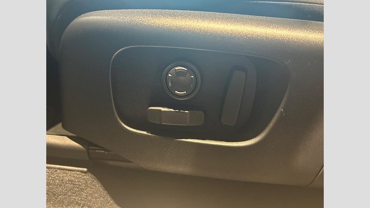 2024 認定中古車 Land Rover Discovery Sport フジホワイト プラグインハイブリッド（ガソリン） 標準ホイール Dynamic HSE