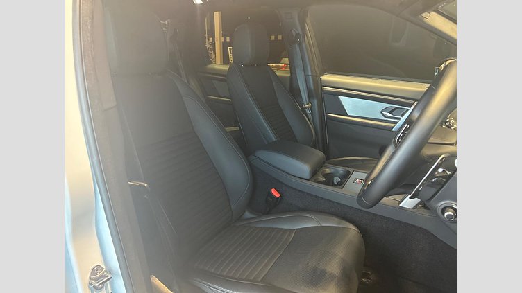 2024 認定中古車 Land Rover Discovery Sport フジホワイト プラグインハイブリッド（ガソリン） 標準ホイール Dynamic HSE