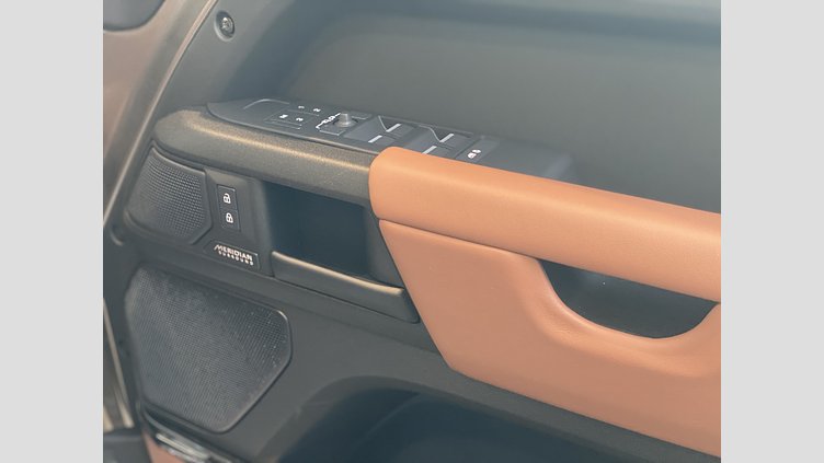 2025 認定中古車 Land Rover Defender 110 ペトラカッパー P635 ガソリンV8マイルドハイブリッド OCTA