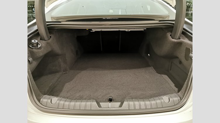 2018 認定中古車 Jaguar XF Fuji White 2.0 litre i4D Diesel ピュア