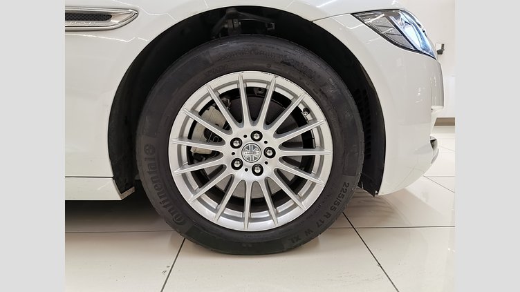 2018 認定中古車 Jaguar XF Fuji White 2.0 litre i4D Diesel ピュア