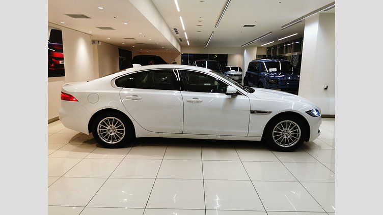2018 認定中古車 Jaguar XF Fuji White 2.0 litre i4D Diesel ピュア