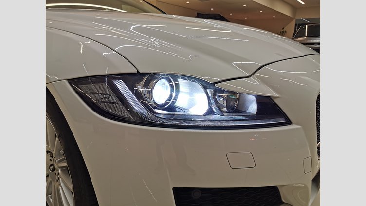 2018 認定中古車 Jaguar XF Fuji White 2.0 litre i4D Diesel ピュア