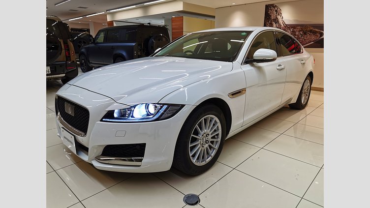 2018 認定中古車 Jaguar XF Fuji White 2.0 litre i4D Diesel ピュア