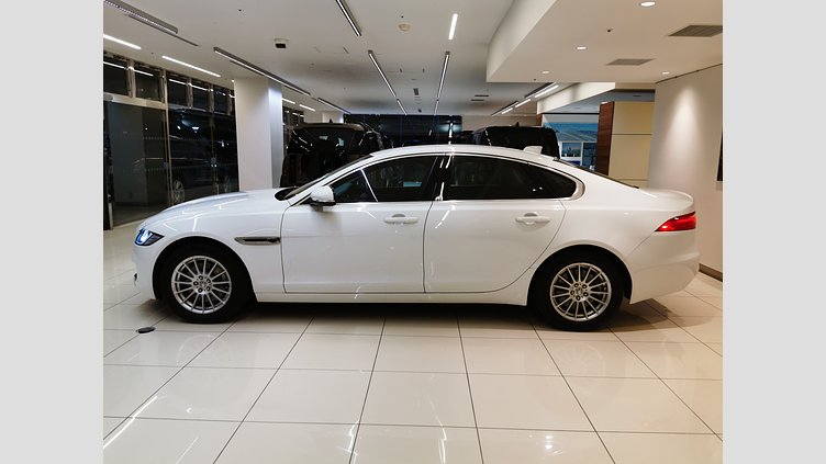 2018 認定中古車 Jaguar XF Fuji White 2.0 litre i4D Diesel ピュア