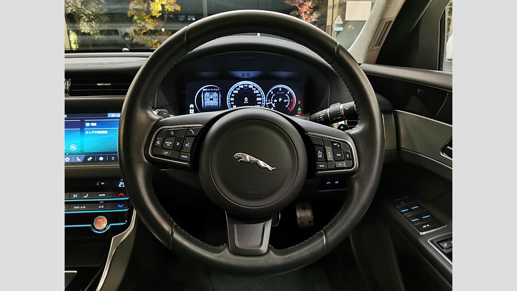 2018 認定中古車 Jaguar XF Fuji White 2.0 litre i4D Diesel ピュア