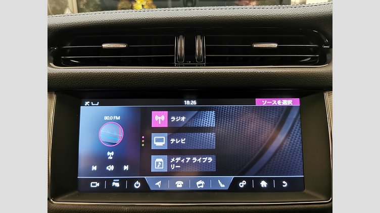 2018 認定中古車 Jaguar XF Fuji White 2.0 litre i4D Diesel ピュア