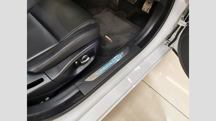 2018 認定中古車 Jaguar XF Fuji White 2.0 litre i4D Diesel ピュア