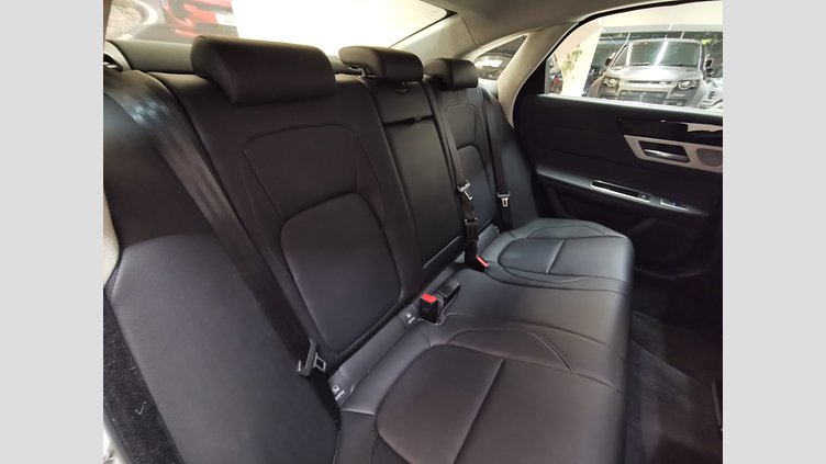 2018 認定中古車 Jaguar XF Fuji White 2.0 litre i4D Diesel ピュア