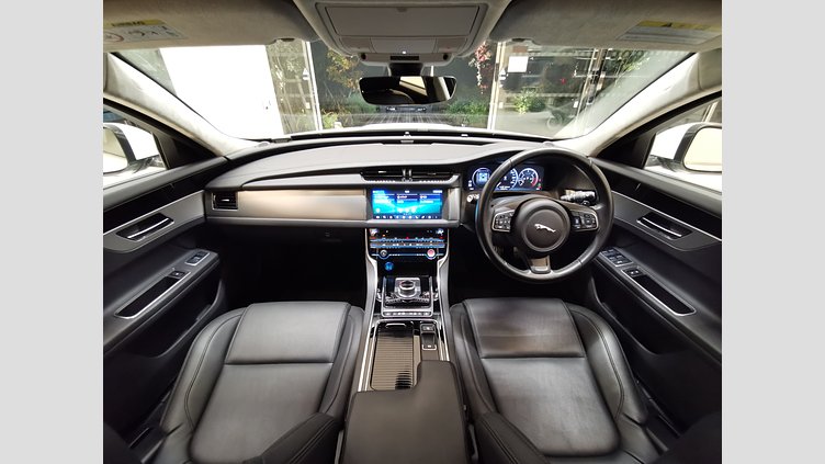 2018 認定中古車 Jaguar XF Fuji White 2.0 litre i4D Diesel ピュア