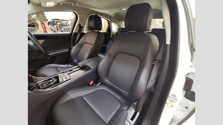 2018 認定中古車 Jaguar XF Fuji White 2.0 litre i4D Diesel ピュア