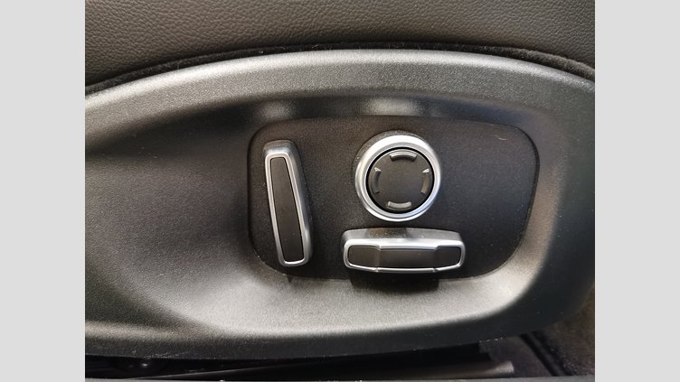 2018 認定中古車 Jaguar XF Fuji White 2.0 litre i4D Diesel ピュア