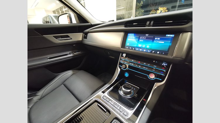 2018 認定中古車 Jaguar XF Fuji White 2.0 litre i4D Diesel ピュア