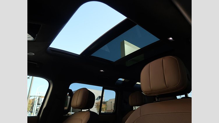 2024 認定中古車 Land Rover Defender 110 サントリーニブラック P525 ガソリン V8