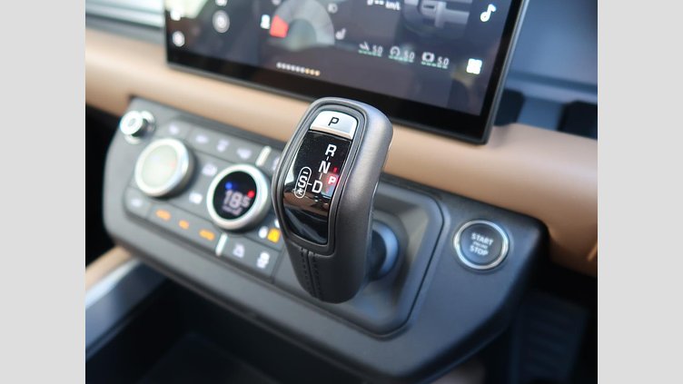 2024 認定中古車 Land Rover Defender 110 サントリーニブラック P525 ガソリン V8