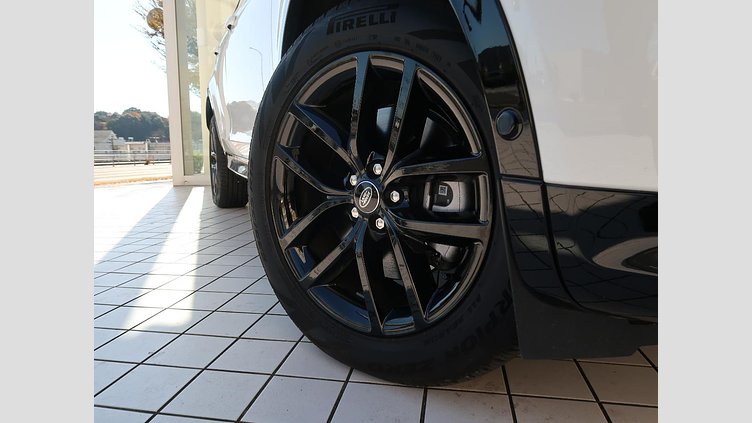 2024 認定中古車 Land Rover Discovery Sport フジホワイト プラグインハイブリッド（ガソリン） 標準ホイール Dynamic HSE