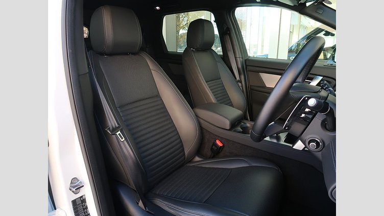 2024 認定中古車 Land Rover Discovery Sport フジホワイト プラグインハイブリッド（ガソリン） 標準ホイール Dynamic HSE