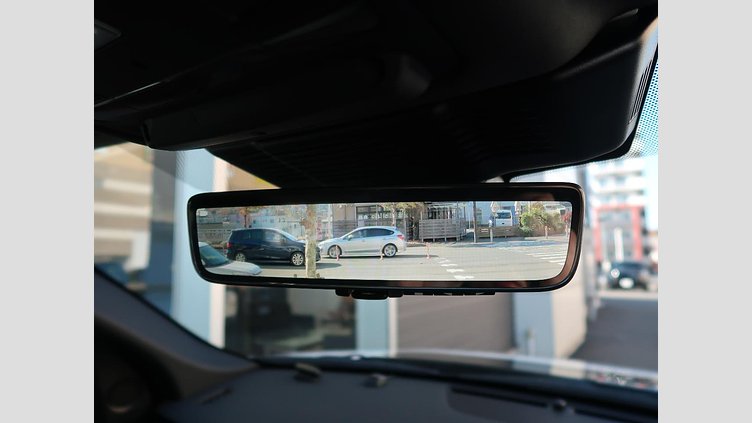 2024 認定中古車 Land Rover Discovery Sport フジホワイト プラグインハイブリッド（ガソリン） 標準ホイール Dynamic HSE