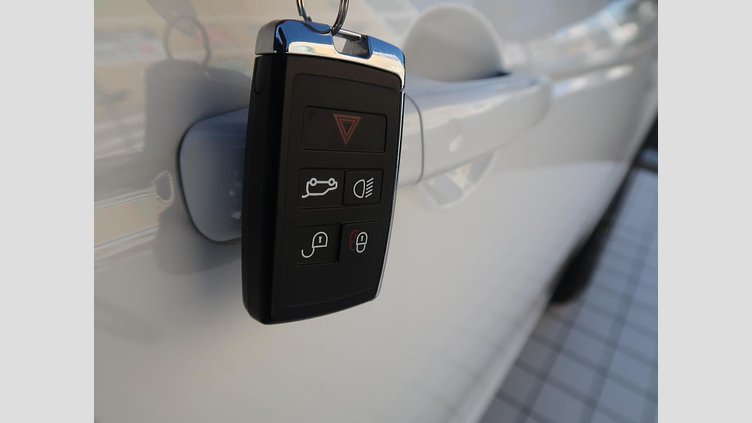 2024 認定中古車 Land Rover Discovery Sport フジホワイト プラグインハイブリッド（ガソリン） 標準ホイール Dynamic HSE