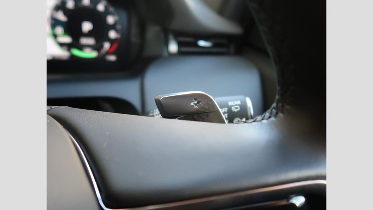 2024 認定中古車 Land Rover Discovery Sport フジホワイト プラグインハイブリッド（ガソリン） 標準ホイール Dynamic HSE