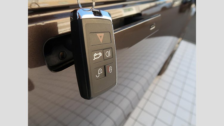 2024 認定中古車 Land Rover Range Rover Velar シャラントグレイ P400eプラグインハイブリッド（ガソリン） スタンダードホイールベース Dynamic SE